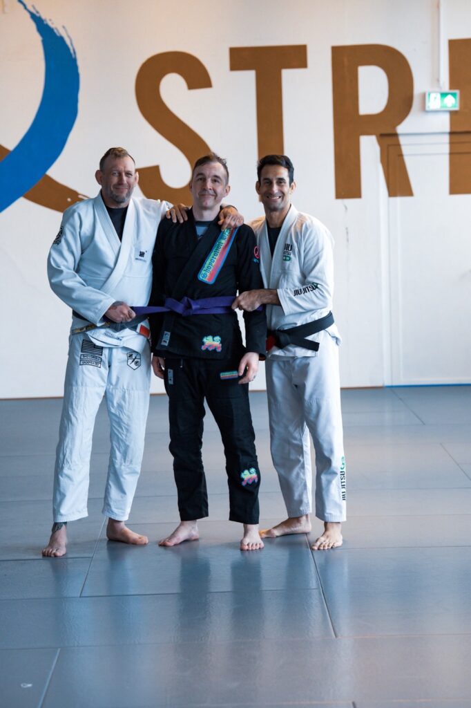 Willem wird zum Lilagurt graduiert von Henning Bode und Gabriel Rollo