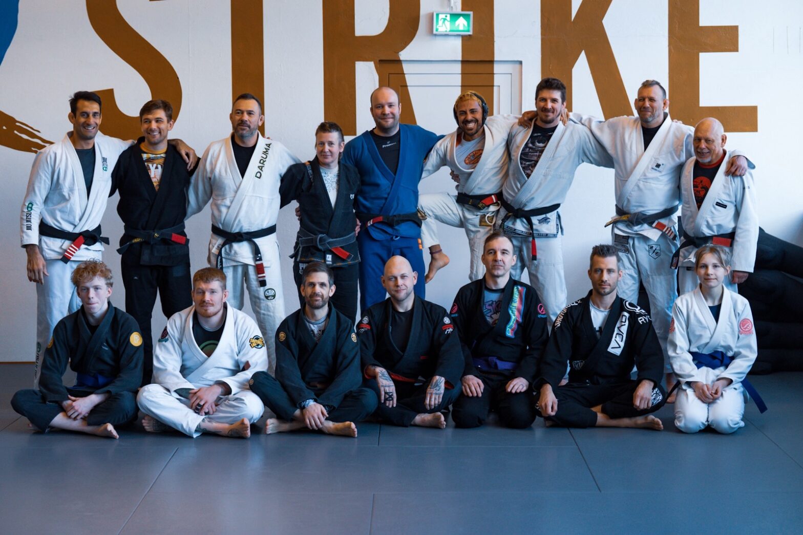 Gruppenbild der graduierten Personen und der Schwarzgurte beim Seminar von Gabriel Rollo