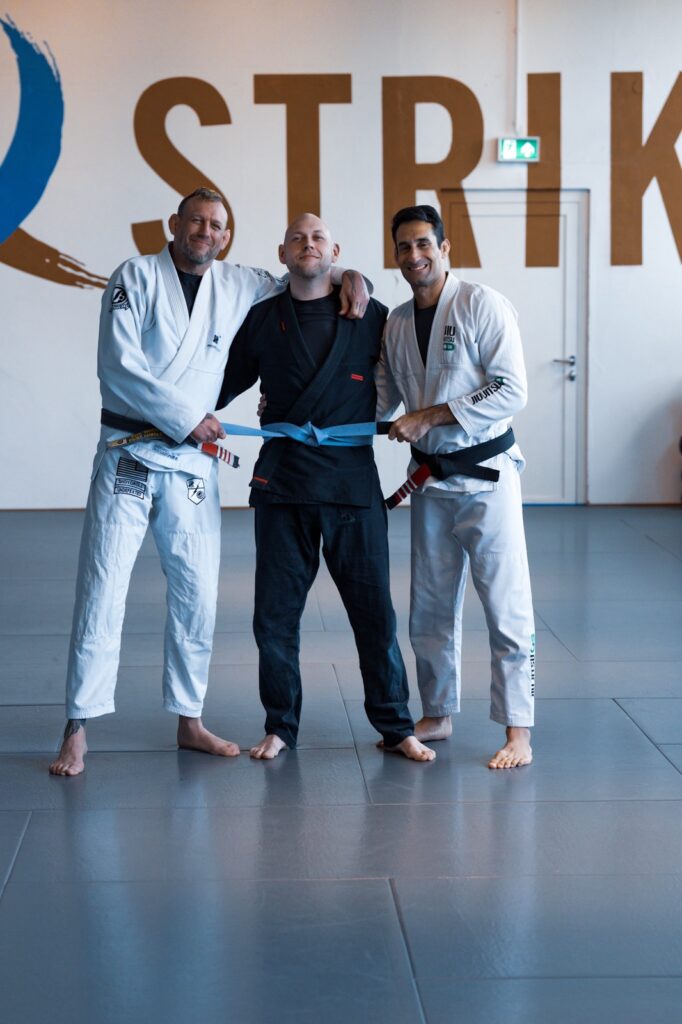 Jules bekommt seinen Blaugurt von Henning Bode und Gabriel Rollo