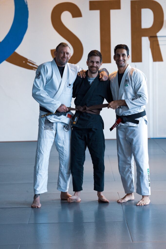 Benjamin bekommt seinen Braungurt von Henning Bode und Gabriel Rollo