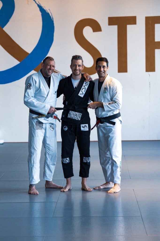 Nik wird zum Schwarzgurt graduiert von Henning Bode und Gabriel Rollo