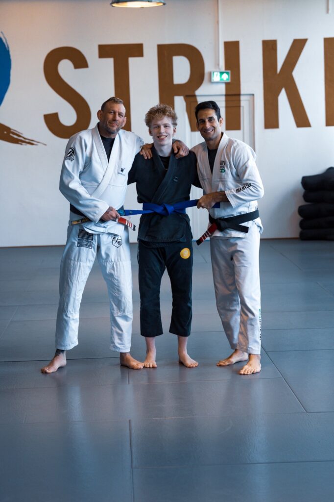 Timon wird zum Blaugurt graduiert von Henning Bode und Gabriel Rollo